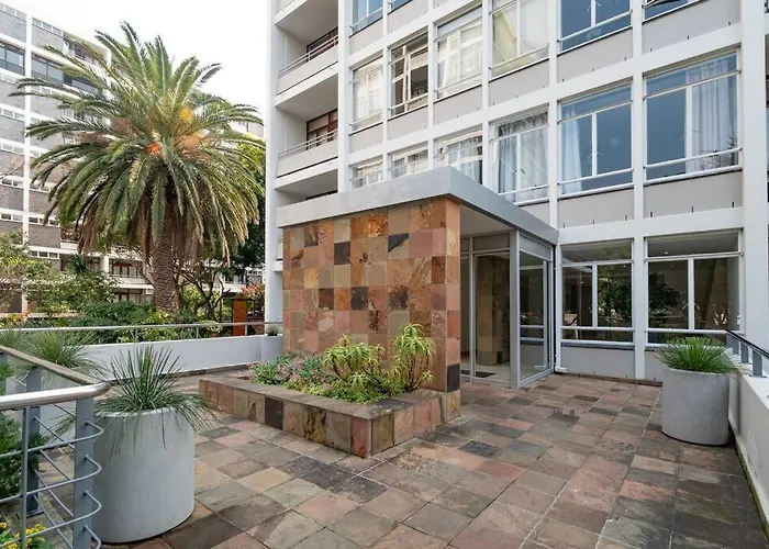 2 Bedroom Apartment Opposite Company Gardens