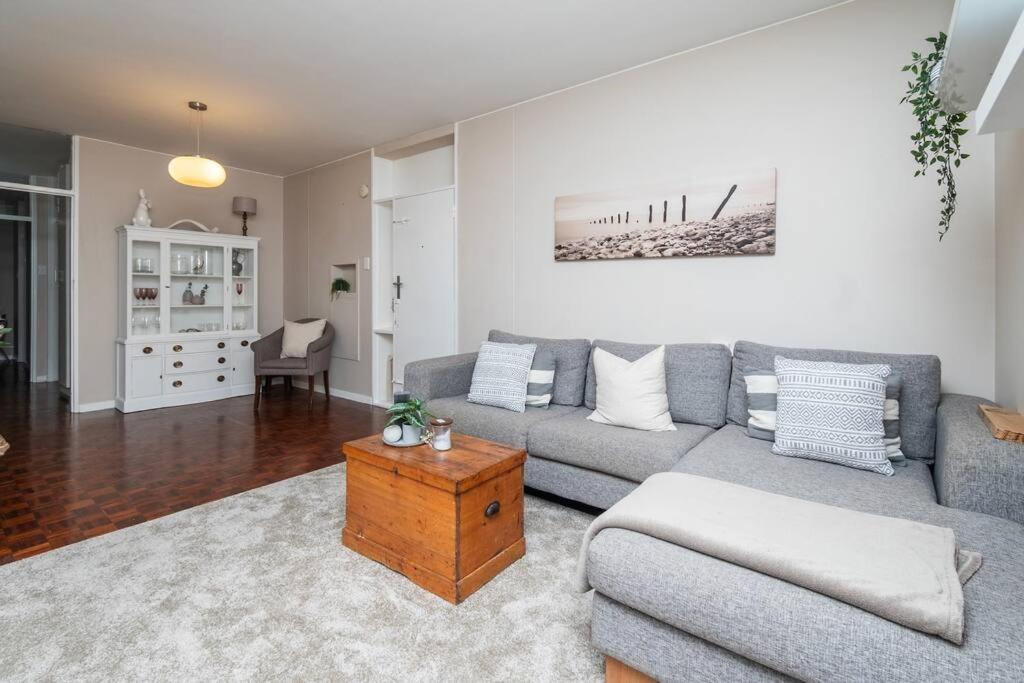 Apartment 2 Bedroom Opposite Company Gardens