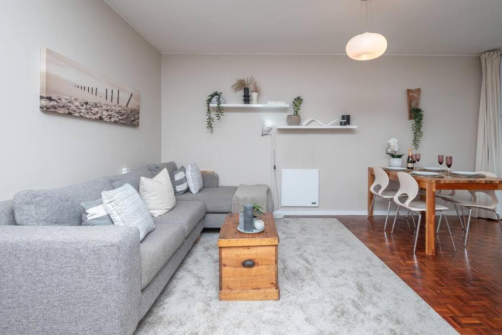 2 Bedroom Opposite Company Gardens Apartment