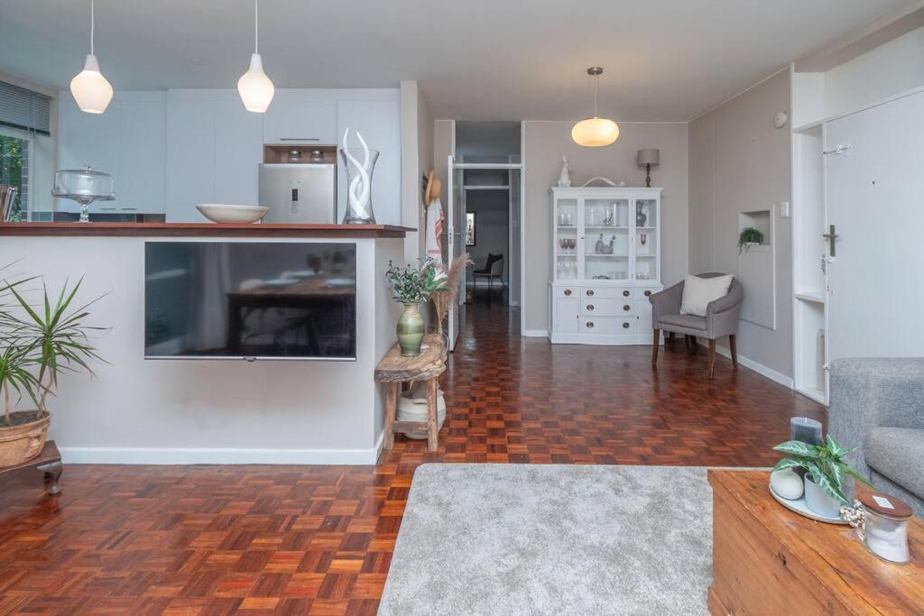 Apartment 2 Bedroom Opposite Company Gardens
