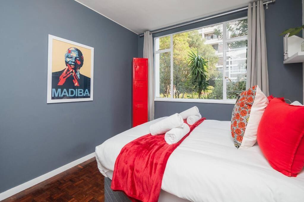 2 Bedroom Opposite Company Gardens Apartment